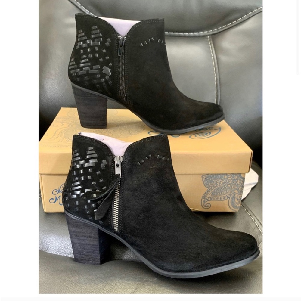 Naughty Monkey 🙊 Blk Stitch-Accent Suede Booties - Picture 2 of 8